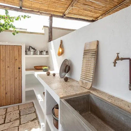 Trullo Santovia Bed & Breakfast *