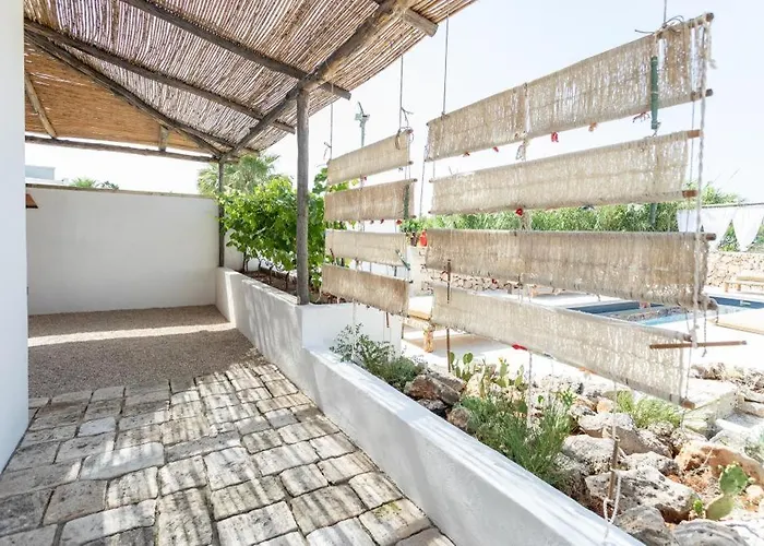 Trullo Santovia לינה וארוחת בוקר סנט'איזידורו