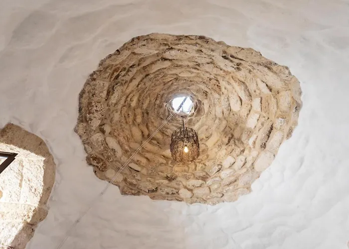 Trullo Santovia לינה וארוחת בוקר סנט'איזידורו